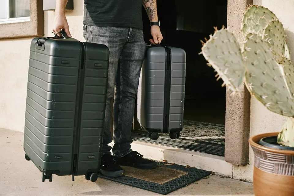 Hard-shell trolley luggage bags